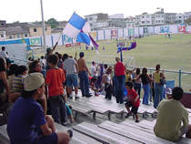 Los padres alientan desde las tribunas