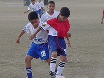 Defendiendo el balón