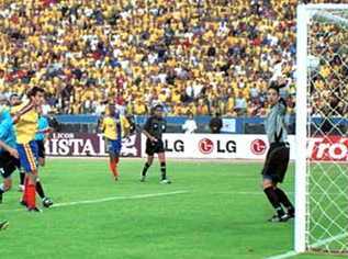 Carini ve pasar el balón